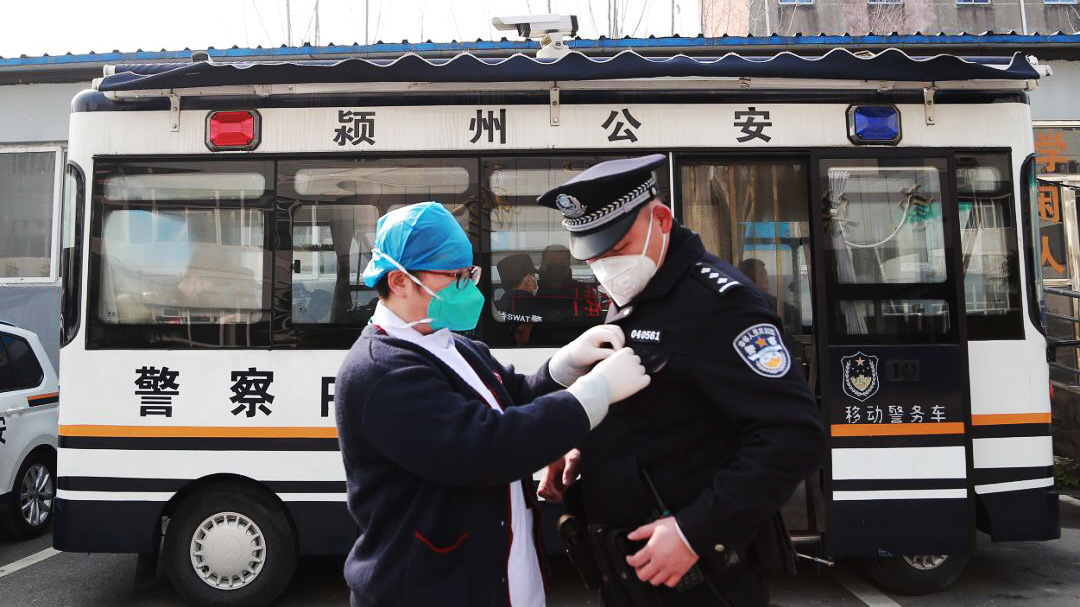 警察魏云龍：咫尺之間，各自?shī)^戰(zhàn)