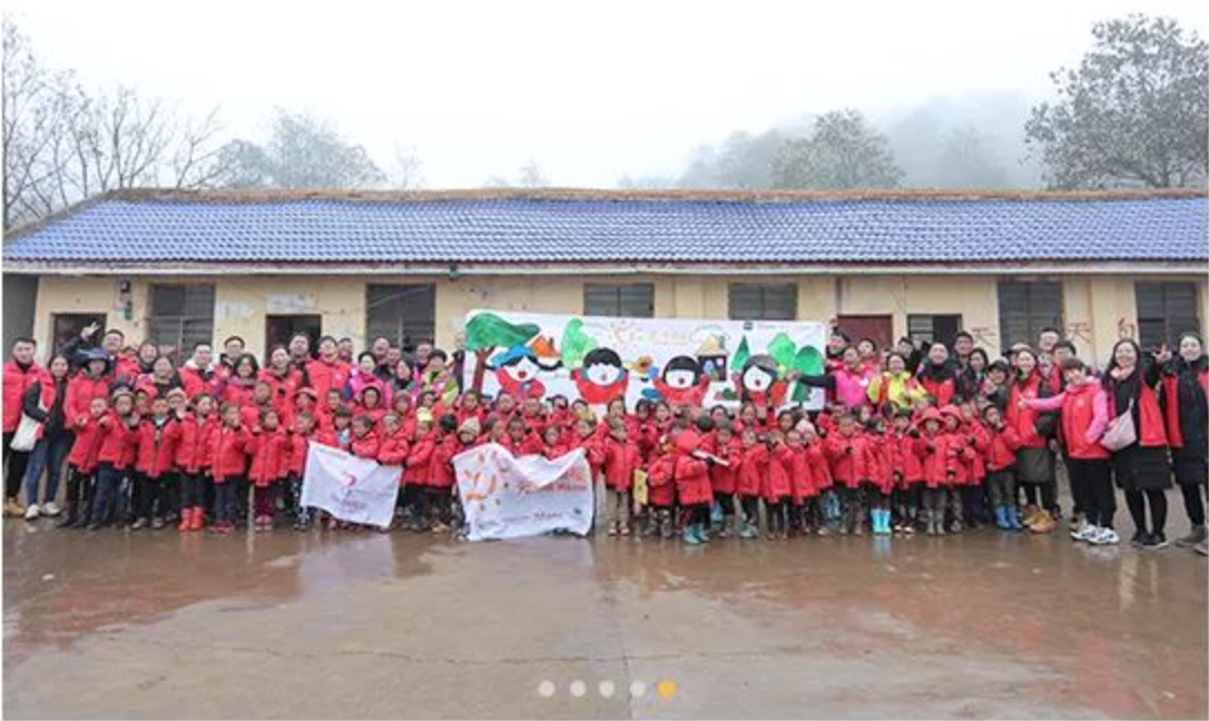 2018年11月6日，&ldquo;多一克溫暖&rdquo;團(tuán)隊(duì)走進(jìn)大涼山深處。為孩子們送去冬衣的同時(shí)，海瀾之家聯(lián)合網(wǎng)易打造在線課程平臺(tái)，把優(yōu)質(zhì)的教育資源也傳遞到偏遠(yuǎn)山區(qū)。同年，知名導(dǎo)演陸川特別參與監(jiān)制了&ldquo;多一克溫暖&rdquo;微電影《信歌》，為山區(qū)送去&ldquo;暖身又暖心&rdquo;的力量。