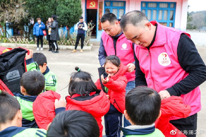2019年11月，海瀾之家的志愿者們來(lái)到了貴州六盤(pán)水市的南開(kāi)鄉(xiāng)。這里地域偏遠(yuǎn)溝壑縱橫。志愿團(tuán)隊(duì)就這樣小心謹(jǐn)慎的行駛在霧蒙蒙的山路上，堅(jiān)持把物資送到了塢鉛小學(xué)的孩子們手里。