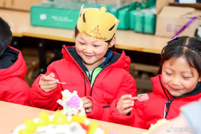 從暖身到暖心，海瀾之家的志愿者們不僅為孩子們帶去了學(xué)習(xí)用品，還帶去了生日蛋糕，給孩子們過(guò)了一個(gè)難忘的生日party。生長(zhǎng)在山區(qū)的他們，過(guò)生日也只能和在外打工的父母通個(gè)電話，許多孩子還是第一次和這么多人一起吹蠟燭許生日愿望。