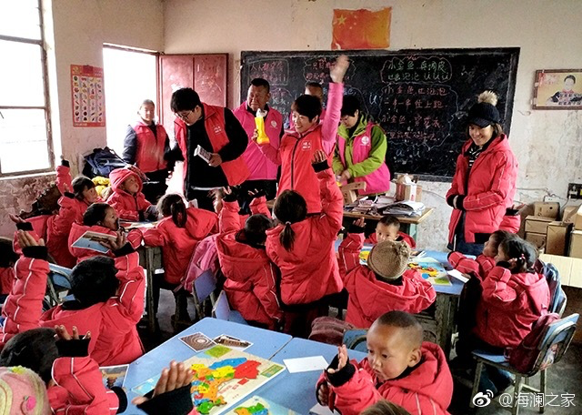 2018年，由海瀾之家攜手網(wǎng)易新聞打造的&ldquo;多一課溫暖&rdquo;課程平臺(tái)讓一間間溫暖的課堂走向深山與邊陲。帶著貼合孩子教育需求的線上內(nèi)容和教師、各領(lǐng)域KOL及愛(ài)心人士組成的愛(ài)心團(tuán)隊(duì)，海瀾之家用實(shí)際行動(dòng)為孩子的教育加溫，踐行&ldquo;多一克溫暖&rdquo;。