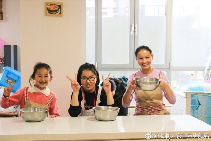 2017年 &ldquo;寒令營(yíng)&rdquo;團(tuán)隊(duì)從不同角度，為北疆山區(qū)的孩子們打開(kāi)了一個(gè)豐富的世界。來(lái)到北京，他們觀看了升旗儀式，參觀了故宮，走進(jìn)北京海洋館和動(dòng)物園。這次寒令營(yíng)，展現(xiàn)在他們面前的是此前從未看到過(guò)的世界，意義非凡。