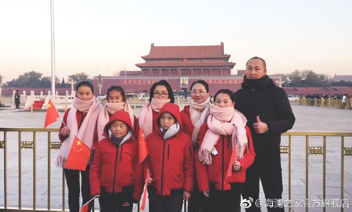 寒令營(yíng)的第一天，孩子們觀看了升旗儀式，走進(jìn)故宮暢聽(tīng)歷史故事。祖國(guó)的樣貌開(kāi)始在他們心里清晰，未來(lái)的希望開(kāi)始在他們心中發(fā)芽。海瀾之家&ldquo;多一克溫暖&rdquo;團(tuán)隊(duì)帶給孩子們精神世界的富足，照亮孩子們夢(mèng)想的啟蒙之路。