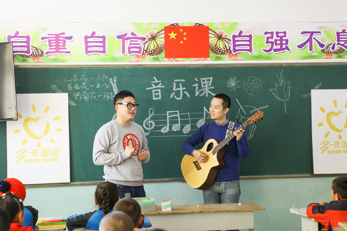 &ldquo;多一克溫暖&rdquo;公益活動(dòng)的老朋友好妹妹樂(lè)隊(duì)，為孩子們帶來(lái)了音樂(lè)和繪畫(huà)課，用音符溫暖孩子們的心靈，用畫(huà)筆繪出更繽紛的世界。不斷匯聚的愛(ài)心，讓寒冷的北疆進(jìn)入到更多人的視野當(dāng)中，也讓孩子們臉上的笑容更燦爛。