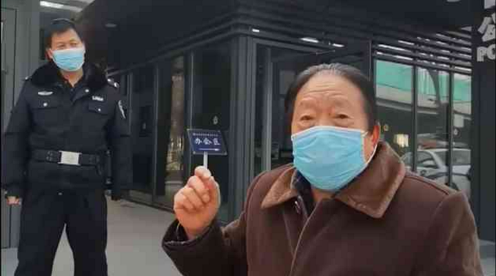 社區(qū)封閉，76歲的他為什么要出來