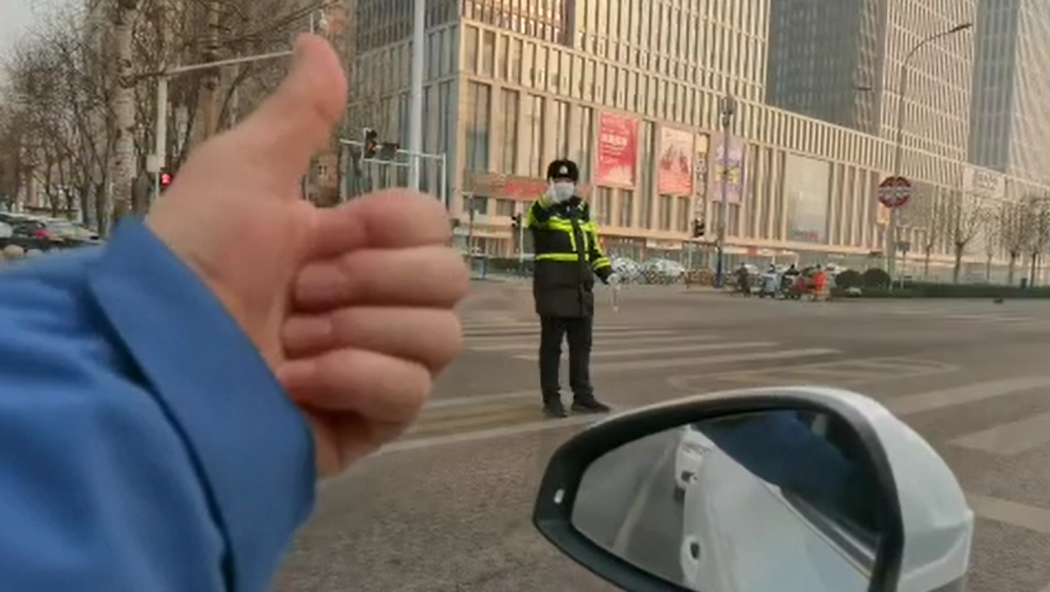 石家莊路人和交警的這個&ldquo;暗號&rdquo;，真暖！