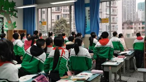 課上到一半，同學(xué)們卻把頭望向了外面！校長(zhǎng)說：點(diǎn)贊！