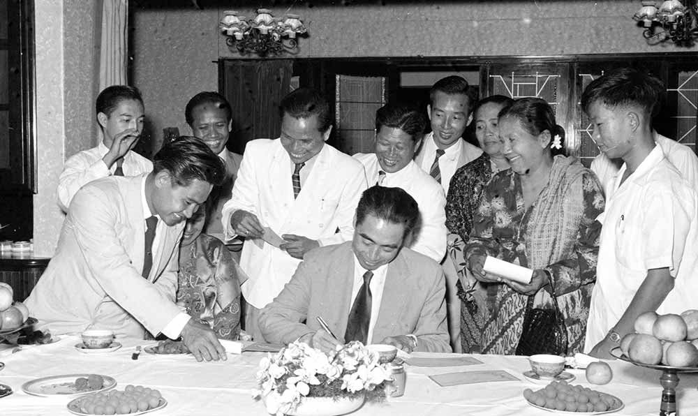 1955年4月25日，為迎接亞非會(huì)議而組織的萬隆人民委員會(huì)的代表請周恩來總理簽名留念。