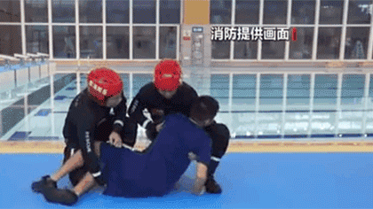 水中遇險 如何自救與施救？黃金30秒 如何將溺水者救上岸？