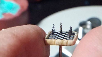 比指甲蓋還??！ 土耳其微雕藝術家雕出超小國際象棋