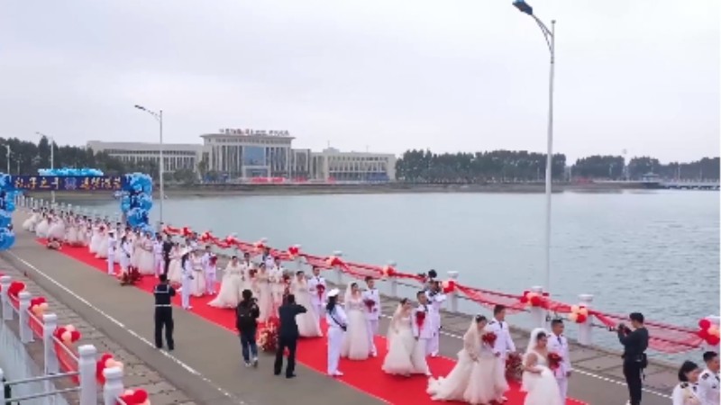 乘風(fēng)破浪來娶你！海軍某部30對新人舉行集體婚禮