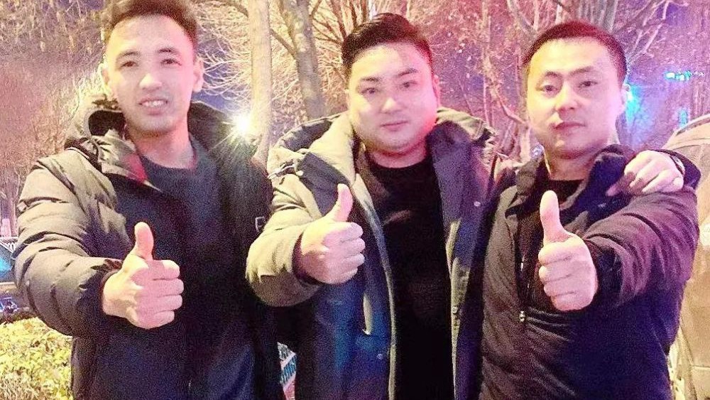 熱點(diǎn)快追｜路面結(jié)冰大貨車開始溜車！24塊&ldquo;救命石&rdquo;幫助緊急脫險(xiǎn)