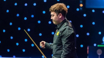 英國：首位00后冠軍！顏丙濤登頂斯諾克大師賽