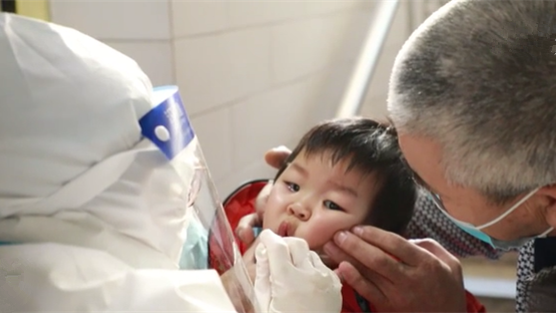 這一跪，謝謝你最美的&ldquo;核酸護(hù)士&rdquo;