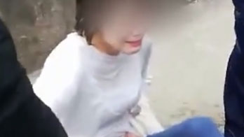 四川一女子墜河欲輕生，兩名消防員一躍而下