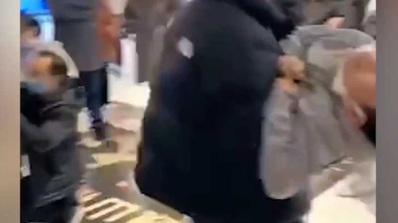 浙江一電影院發(fā)生事故多人送醫(yī)，現(xiàn)場家長懷抱兒童奔走