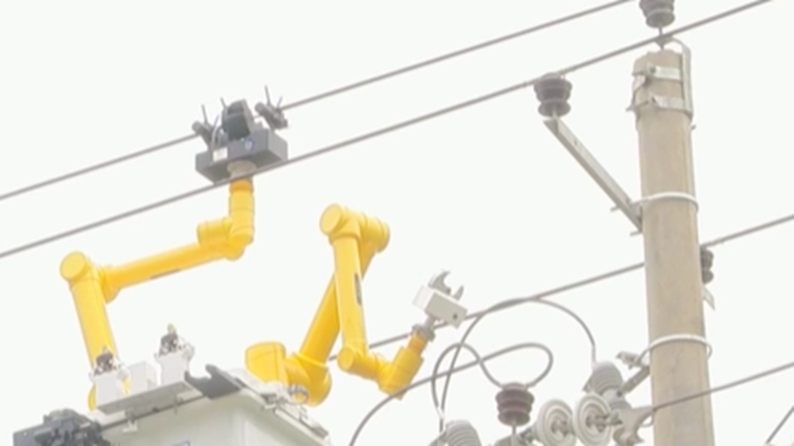 陜西：首臺(tái)雙臂帶電作業(yè)機(jī)器人&ldquo;上崗&rdquo;