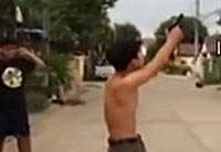 少年打槍來?？?原是二貨神配合