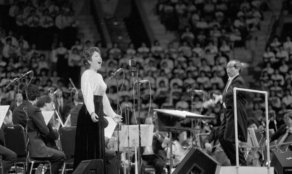 女高音歌唱家汪燕燕在香港&ldquo;黃河音樂節(jié)&rdquo;上演唱《黃河怨》。