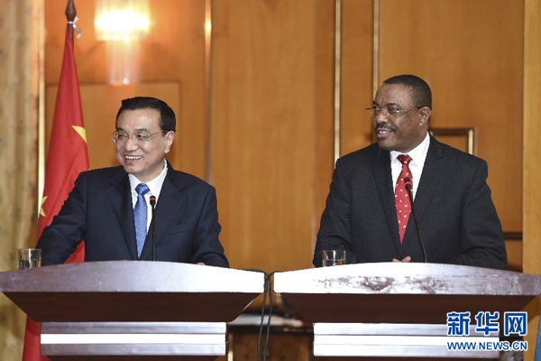 5月4日，國務院總理李克強在亞的斯亞貝巴與埃塞俄比亞總理海爾馬里亞姆舉行會談。這是會談后，李克強與海爾馬里亞姆共同會見記者。 新華社記者 李學仁 攝