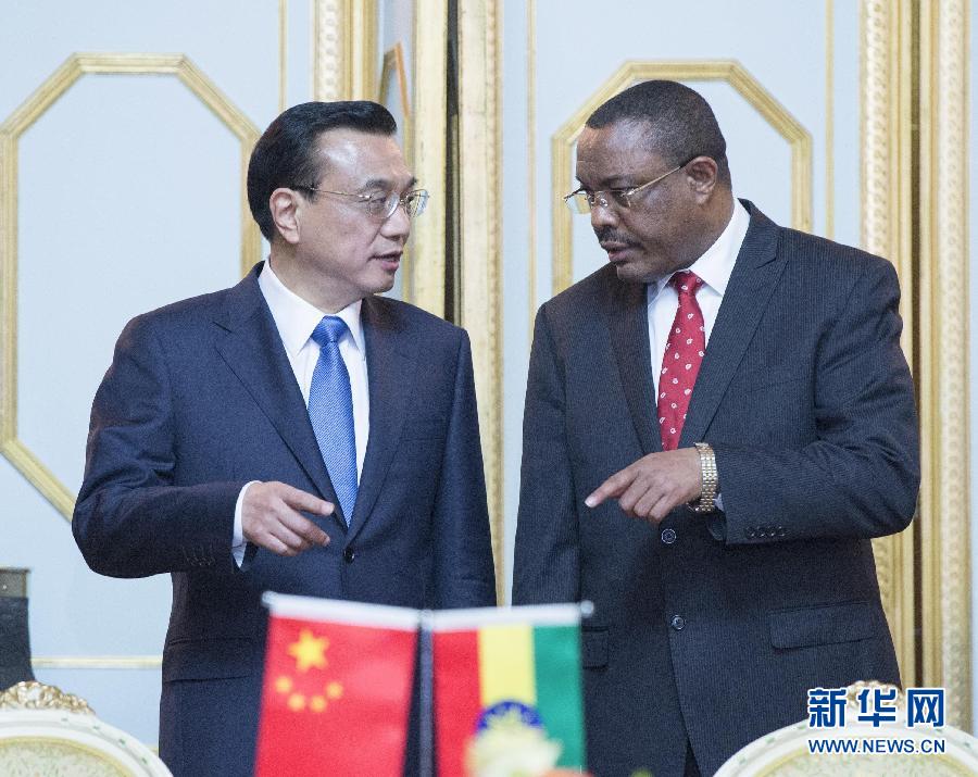 5月4日，中國(guó)國(guó)務(wù)院總理李克強(qiáng)在亞的斯亞貝巴與埃塞俄比亞總理海爾馬里亞姆舉行會(huì)談。這是會(huì)談后，李克強(qiáng)與海爾馬里亞姆共同出席有關(guān)文件簽字儀式。 新華社記者 王曄 攝