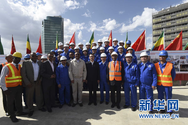 這是李克強同海爾馬里亞姆與施工人員合影留念。新華社記者 李學仁 攝