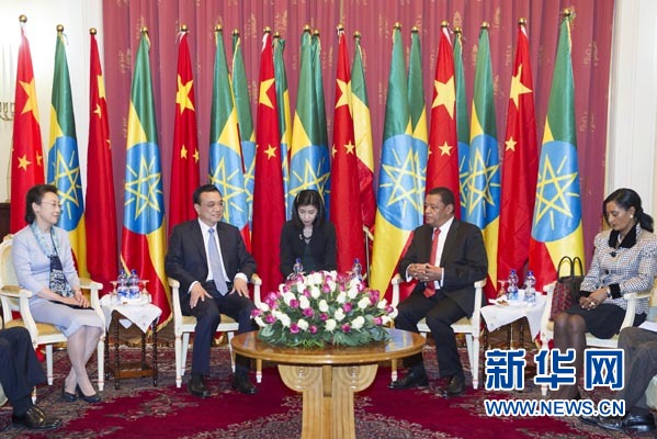 李克強(qiáng)總理夫人程虹、穆拉圖總統(tǒng)夫人梅阿扎參加會見。新華社記者王曄攝