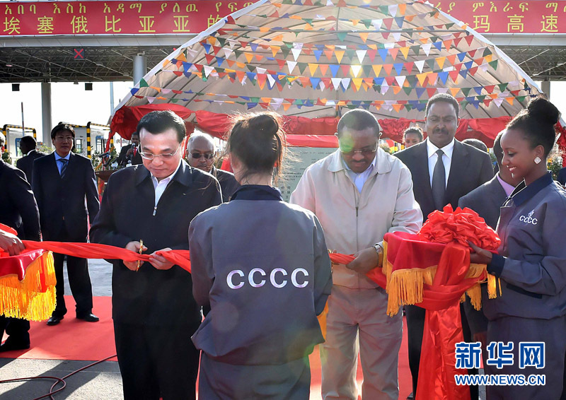 5月5日，中國國務(wù)院總理李克強(qiáng)與埃塞俄比亞總理海爾馬里亞姆共同出席亞的斯亞貝巴-阿達(dá)瑪高速公路一期竣工揭牌典禮，并為二期工程開工奠基剪彩。這是李克強(qiáng)與海爾馬里亞姆共同為亞的斯亞貝巴-阿達(dá)瑪高速公路二期工程開工剪彩。新華社記者 李濤 攝 