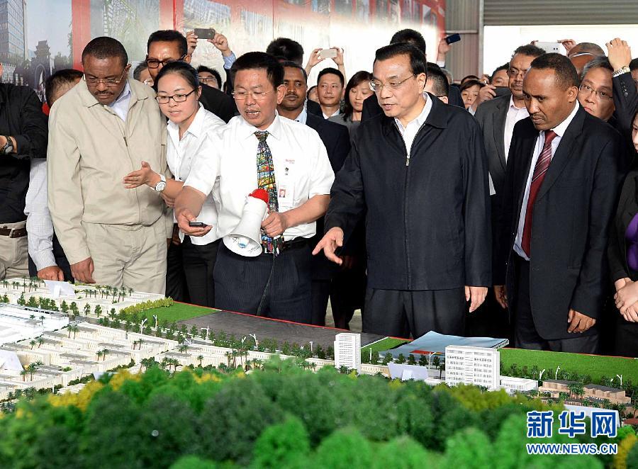  5月5日，中國國務(wù)院總理李克強(qiáng)在埃塞俄比亞總理海爾馬里亞姆陪同下參觀東方工業(yè)園。這是李克強(qiáng)與海爾馬里亞姆（左一）一起觀看工業(yè)園沙盤展示。新華社記者 李濤
