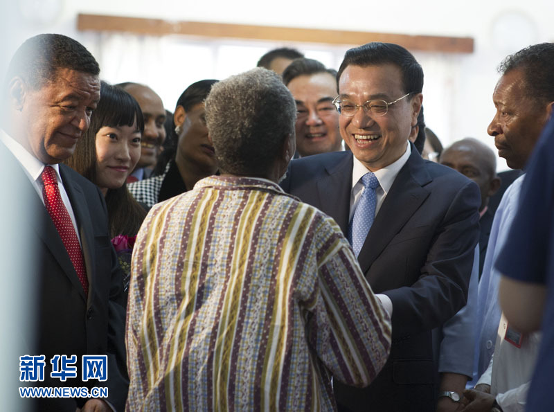 5月6日，中國國務(wù)院總理李克強與埃塞俄比亞總統(tǒng)穆拉圖一同來到亞的斯亞貝巴阿勒塔醫(yī)院，看望受益于中國免費白內(nèi)障手術(shù)&ldquo;光明行&rdquo;活動的埃塞俄比亞患者。新華社記者 謝環(huán)馳 攝 