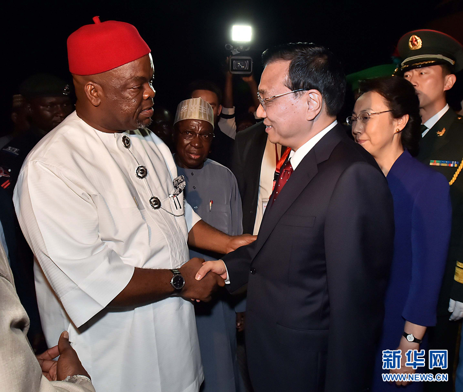     5月6日，應(yīng)尼日利亞總統(tǒng)喬納森邀請，國務(wù)院總理李克強(qiáng)乘專機(jī)抵達(dá)阿布賈國際機(jī)場，開始對尼日利亞進(jìn)行正式訪問。李克強(qiáng)總理夫人程虹同機(jī)抵達(dá)。新華社記者 李濤 攝 