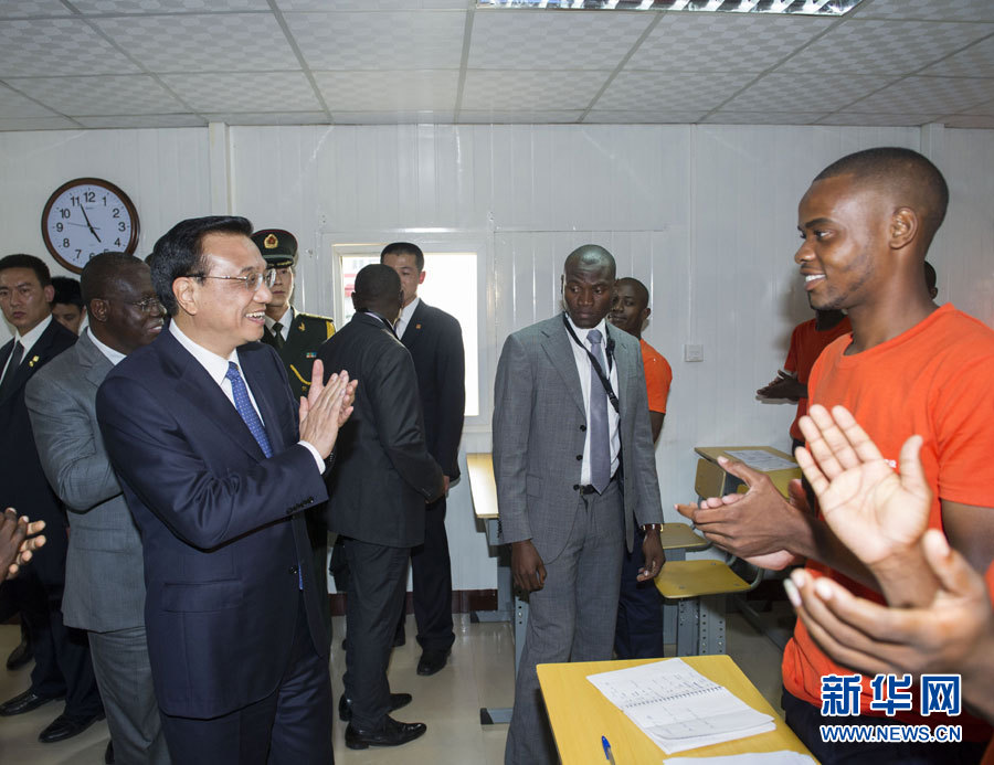 這是李克強(qiáng)在學(xué)校教室內(nèi)同正在上課的學(xué)生互動(dòng)交流。新華社記者王曄攝