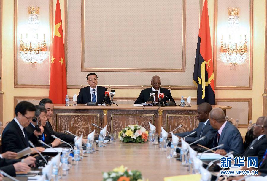 5月9日，中國國務(wù)院總理李克強(qiáng)在安哥拉總統(tǒng)府同安總統(tǒng)多斯桑托斯舉行會談。 新華社記者李濤攝
