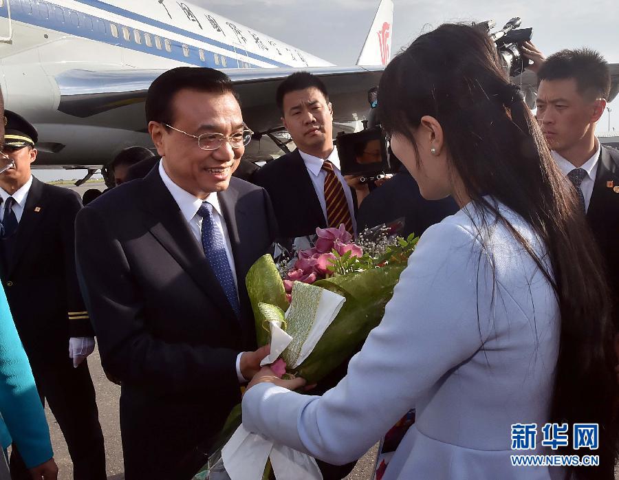 5月8日，應(yīng)安哥拉總統(tǒng)多斯桑托斯邀請，中國國務(wù)院總理李克強(qiáng)乘專機(jī)抵達(dá)羅安達(dá)二月四日國際機(jī)場，開始對安哥拉進(jìn)行正式訪問。 新華社記者李濤 攝 