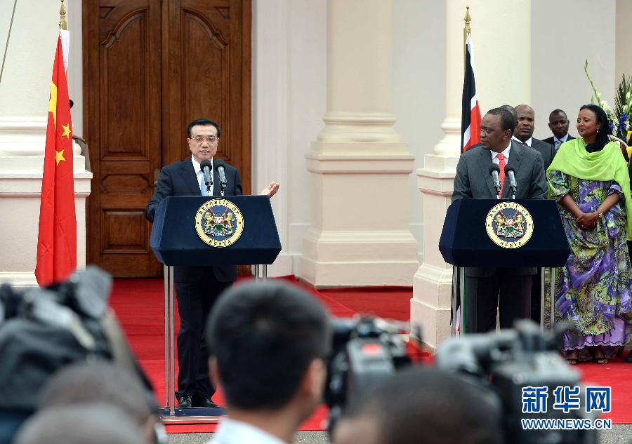 5月10日，中國國務院總理李克強在肯尼亞國家宮與肯總統(tǒng)肯雅塔舉行會談后共同會見記者。 新華社記者 李濤 攝 