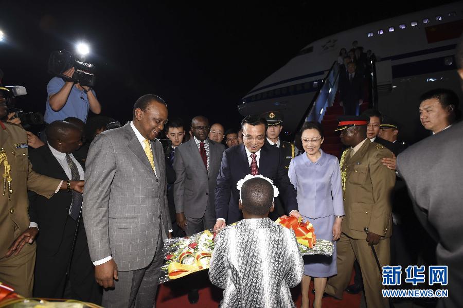 5月9日，應(yīng)肯尼亞總統(tǒng)肯雅塔邀請，中國國務(wù)院總理李克強乘專機抵達內(nèi)羅畢肯雅塔國際機場，開始對肯尼亞進行正式訪問。李克強總理夫人程虹同機抵達。肯尼亞總統(tǒng)肯雅塔和副總統(tǒng)魯托率肯政府高級官員到機場迎接。這是肯尼亞兒童向李克強夫婦獻上鮮花。新華社記者李學仁攝 