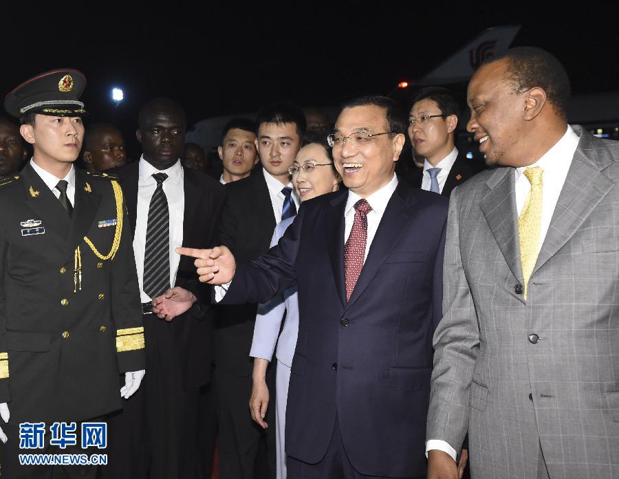 5月9日，應(yīng)肯尼亞總統(tǒng)肯雅塔邀請，中國國務(wù)院總理李克強乘專機抵達內(nèi)羅畢肯雅塔國際機場，開始對肯尼亞進行正式訪問。李克強總理夫人程虹同機抵達?？夏醽喛偨y(tǒng)肯雅塔和副總統(tǒng)魯托率肯政府高級官員到機場迎接。新華社記者 李學仁 攝 