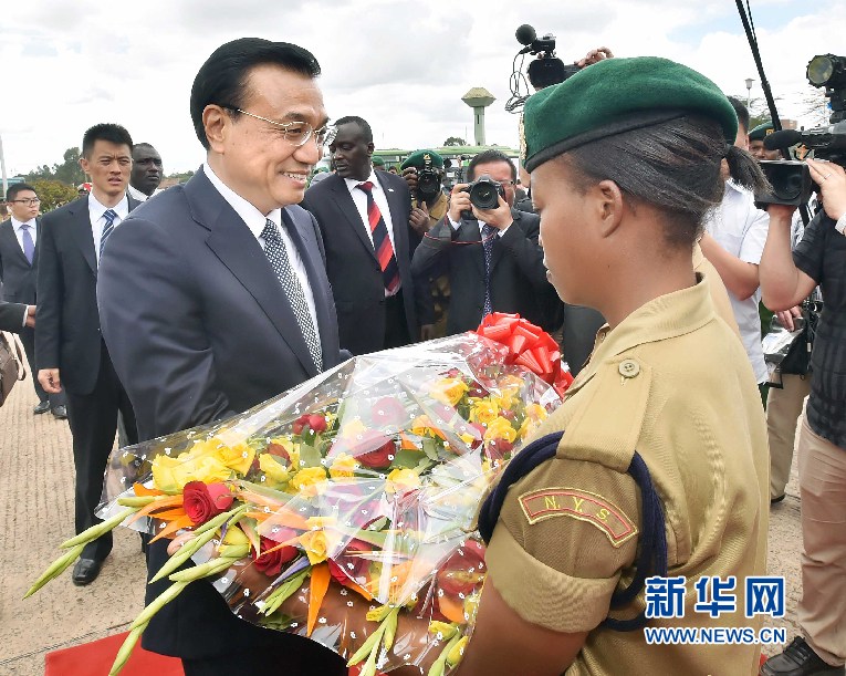5月11日，中國國務(wù)院總理李克強參觀肯尼亞國家青年服務(wù)隊。這是服務(wù)隊隊員向李克強敬獻鮮花。 新華社記者 李濤 攝