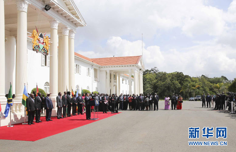 5月11日，中國(guó)國(guó)務(wù)院總理李克強(qiáng)在內(nèi)羅畢國(guó)家宮與肯尼亞總統(tǒng)肯雅塔共同會(huì)見(jiàn)記者，介紹中非合作建設(shè)肯尼亞蒙巴薩－內(nèi)羅畢鐵路情況。烏干達(dá)總統(tǒng)穆塞韋尼、盧旺達(dá)總統(tǒng)卡加梅、南蘇丹總統(tǒng)基爾等東非地區(qū)國(guó)家領(lǐng)導(dǎo)人參加。新華社記者丁林?jǐn)z