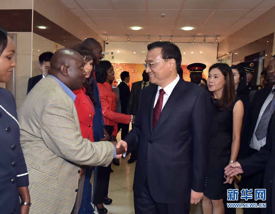 5月11日，中國(guó)國(guó)務(wù)院總理李克強(qiáng)在肯尼亞首都內(nèi)羅畢看望并慰問(wèn)中央電視臺(tái)非洲分臺(tái)員工。 新華社記者 李濤 攝 