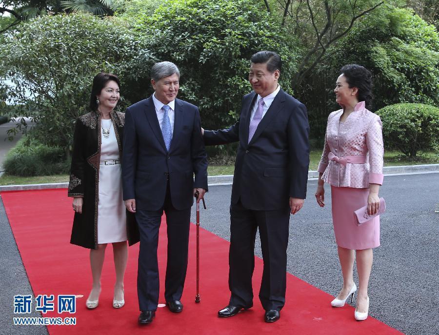 會談前，習(xí)近平在上海西郊會議中心廣場為阿坦巴耶夫舉行歡迎儀式。新華社記者 蘭紅光 攝 