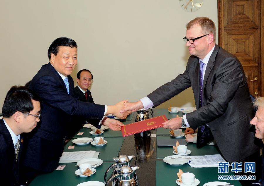 6月12日，中共中央政治局常委、中央書記處書記劉云山在赫爾辛基會見芬蘭中間黨主席西皮萊。 新華社記者饒愛民攝