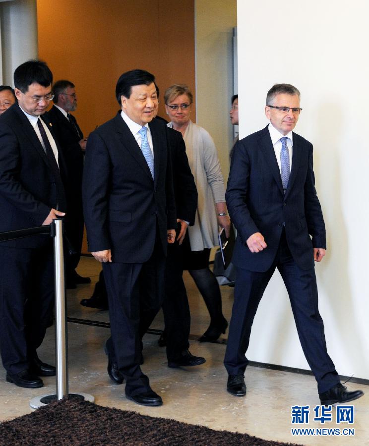 6月13日，中共中央政治局常委、中央書記處書記劉云山在赫爾辛基與赫爾辛基市長(zhǎng)帕尤寧共同出席中芬有關(guān)文化藝術(shù)合作及交流活動(dòng)的諒解備忘錄簽字儀式。新華社記者饒愛民攝