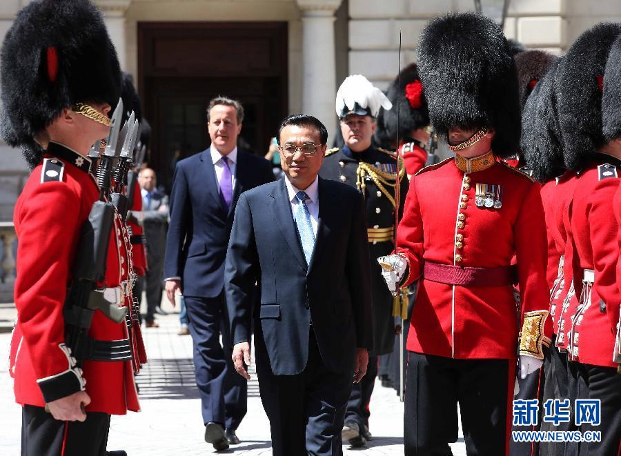 6月17日，國務(wù)院總理李克強(qiáng)在倫敦唐寧街10號首相府同英國首相卡梅倫舉行中英總理年度會晤。這是會晤前，卡梅倫為李克強(qiáng)舉行隆重的歡迎儀式。新華社記者 龐興雷 攝