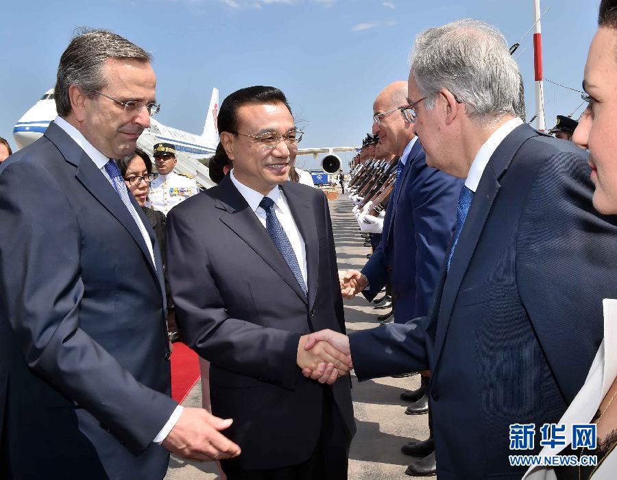 6月19日，國務(wù)院總理李克強乘專機抵達(dá)雅典國際機場，開始對希臘進行正式訪問。希臘總理薩馬拉斯在機場為李克強舉行隆重的歡迎儀式。新華社記者 李濤 攝