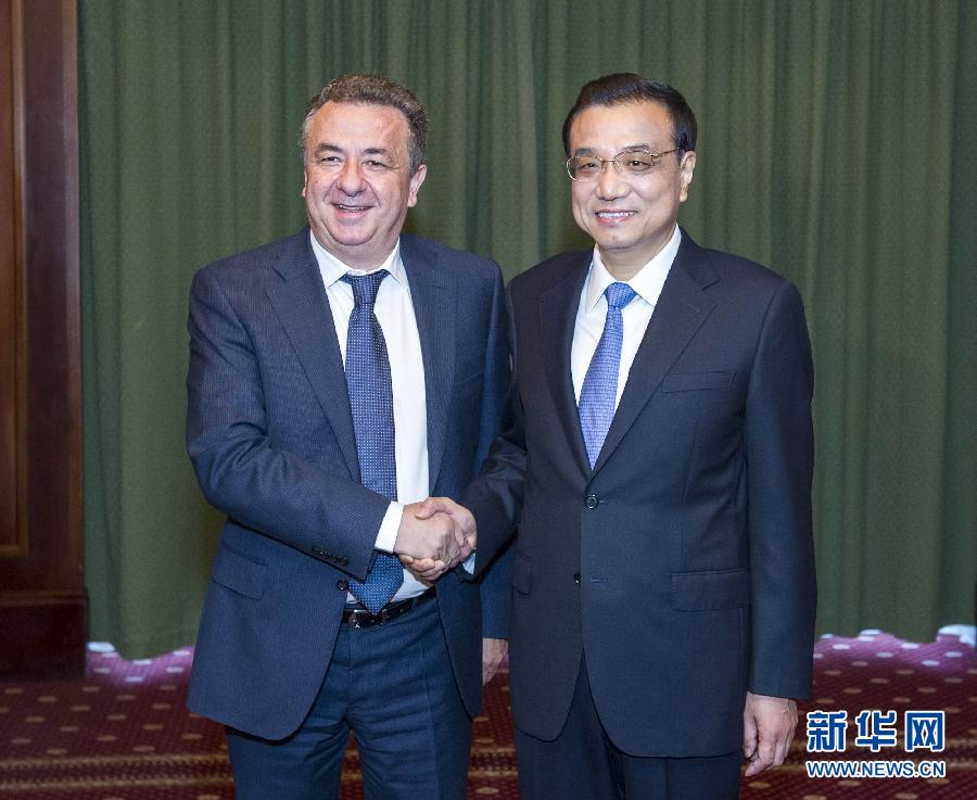 6月21日，國務院總理李克強在希臘克里特省首府伊拉克利翁會見省長阿爾納烏塔基斯。 新華社記者 王曄 攝