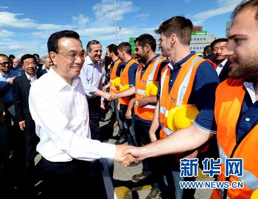 6月20日，國務院總理李克強與希臘總理薩馬拉斯共同考察中國遠洋運輸集團比雷埃夫斯集裝箱碼頭。這是李克強和薩馬拉斯來到3號碼頭，同碼頭工人親切交流。新華社記者 李濤 攝 