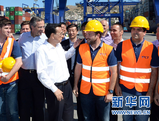 6月20日，國務院總理李克強與希臘總理薩馬拉斯共同考察中國遠洋運輸集團比雷埃夫斯集裝箱碼頭。這是李克強和薩馬拉斯來到3號碼頭，同碼頭工人親切交流。新華社記者 李濤 攝