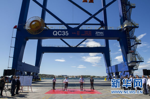 這是李克強和薩馬拉斯在3號碼頭發(fā)表講話。新華社記者 王曄 攝