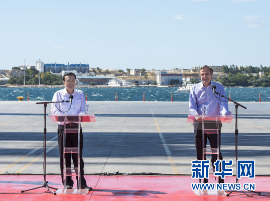 這是李克強和薩馬拉斯在3號碼頭發(fā)表講話。新華社記者 王曄 攝